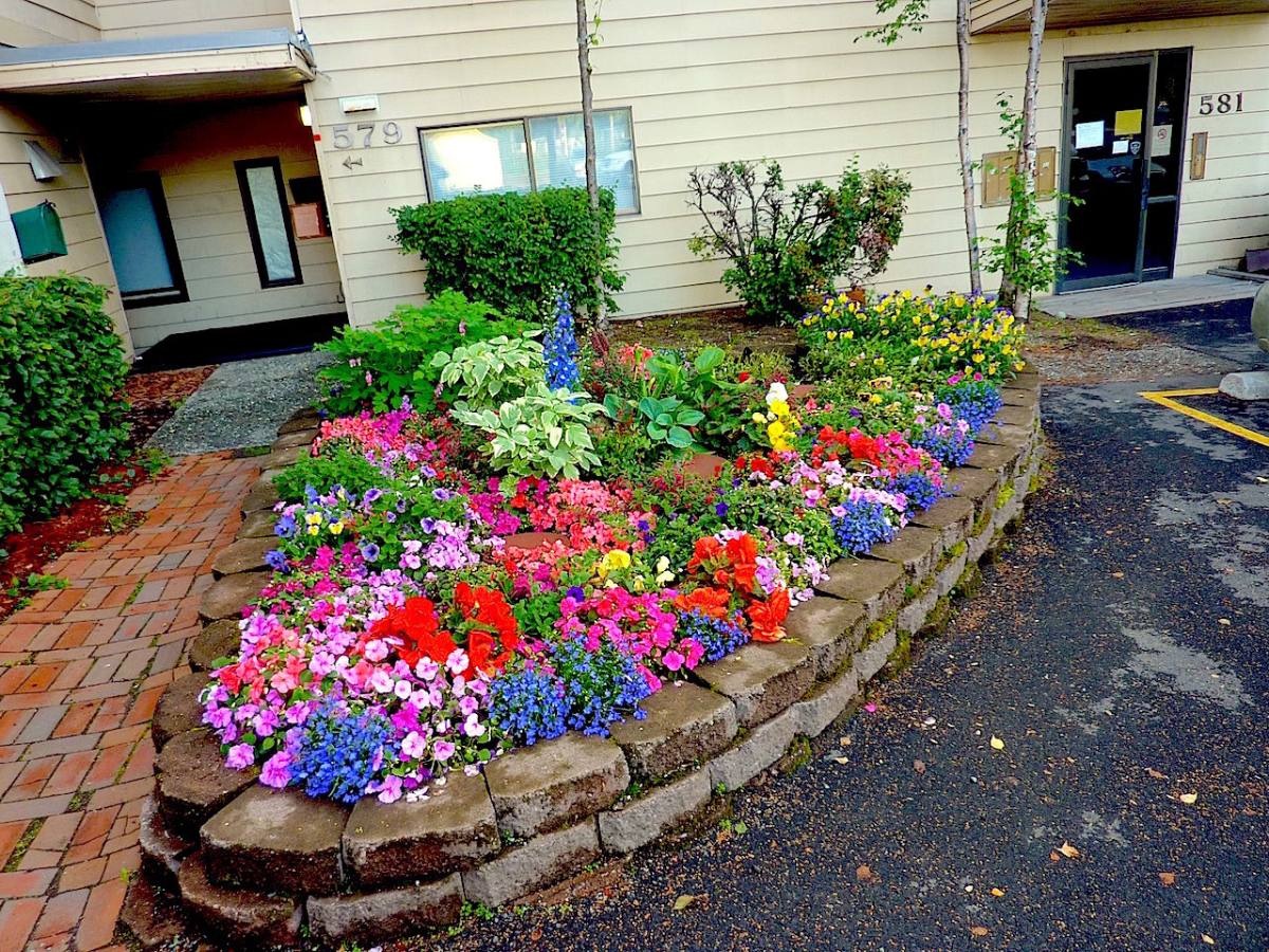 Townhouse for rent at 579 E Dowling Rd, Anchorage, AK 99518