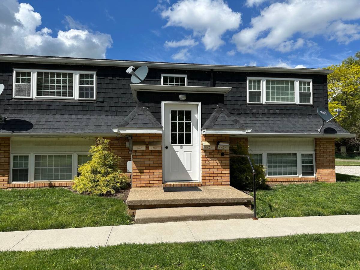Apartment for rent at 802 12th St NW, New Philadelphia, OH 44663