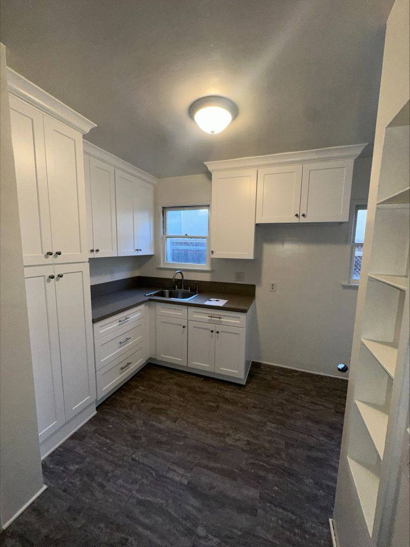 Apartment for rent at 4551-4555 E 14th St, Long Beach, CA 90804