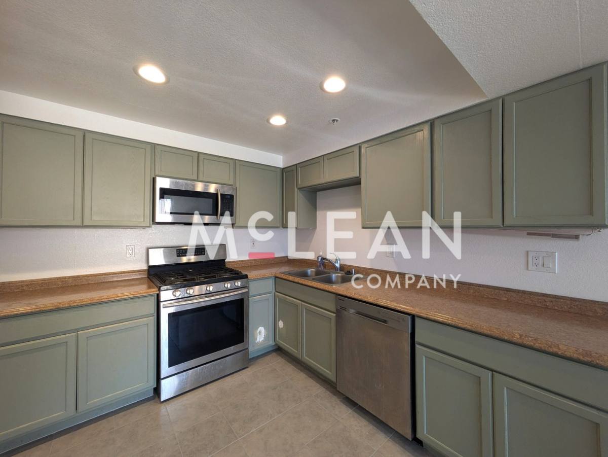 House for rent at 420 Village Square W, Palm Springs, CA 92262