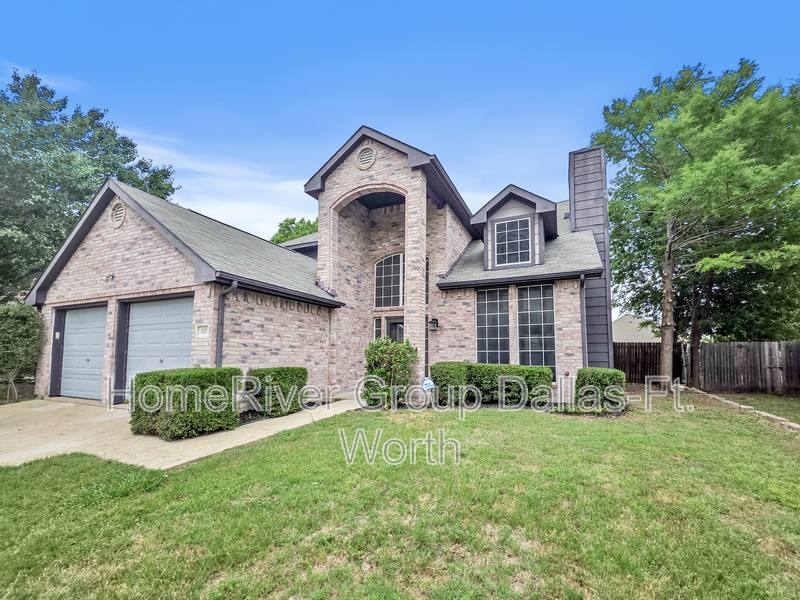 House for rent at 325 W Willow Creek Dr, Red Oak, TX 75154