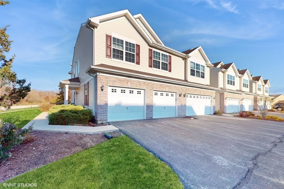 Townhouse for rent at 1012-1070 Turin Dr, Hampshire, IL 60140