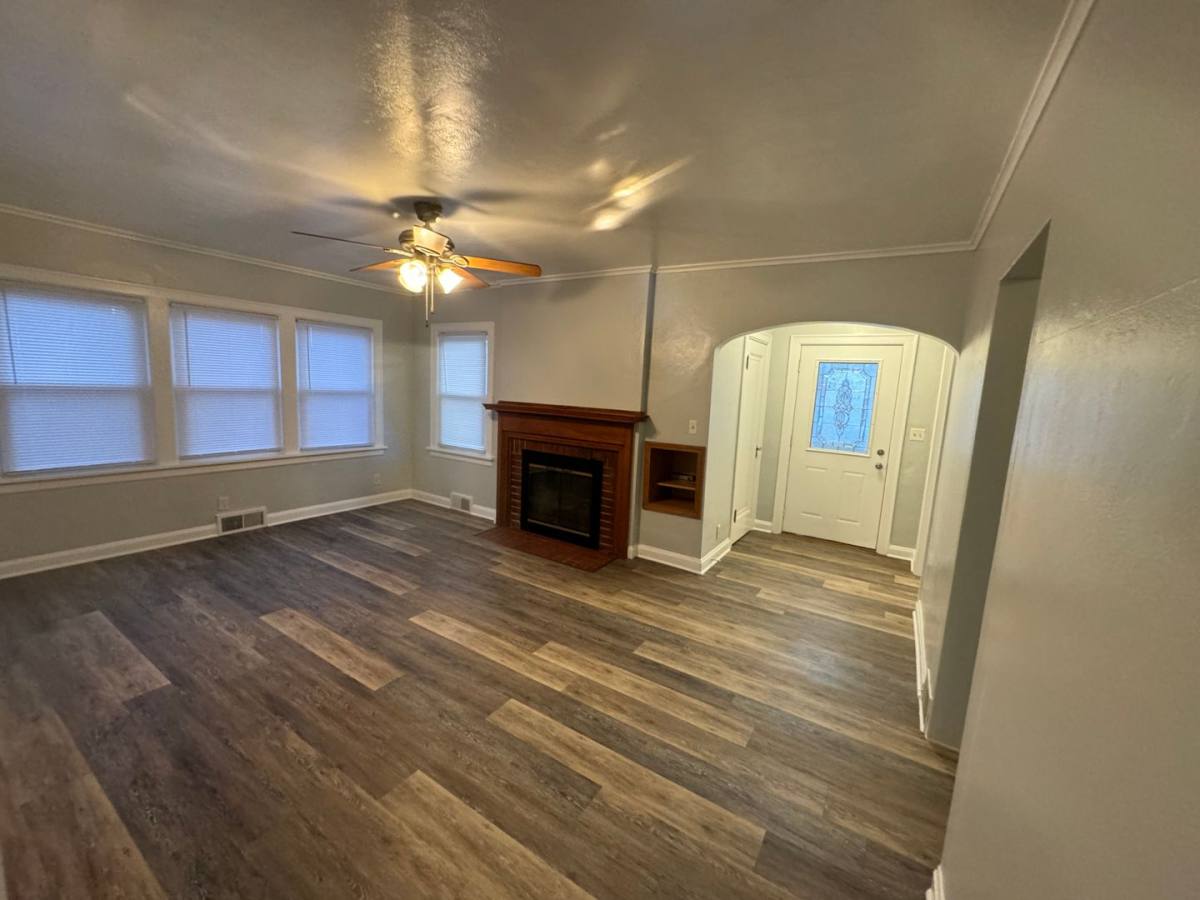 House for rent at 417 Waverly Rd, Davenport, IA 52804