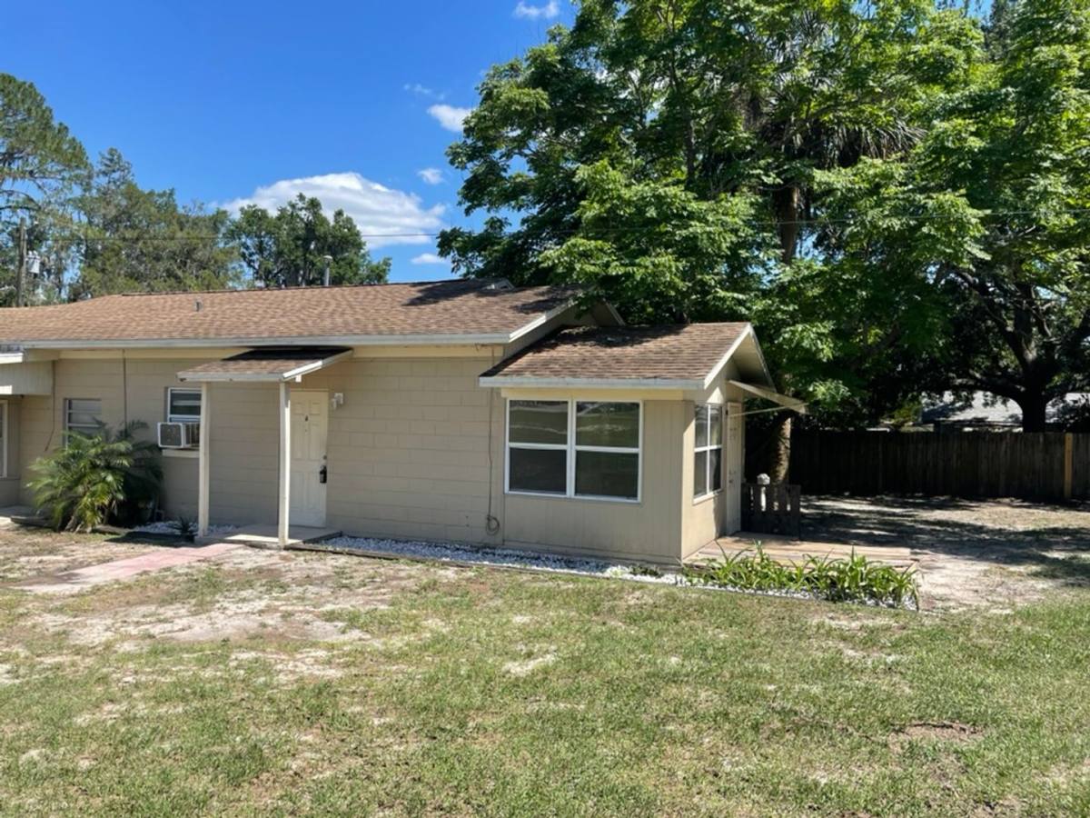 30 Lakeside Ave, Umatilla, FL 32784