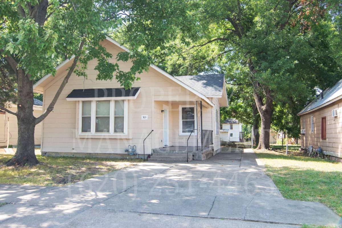 House for rent at 305 E 8th St, Coffeyville, KS 67337