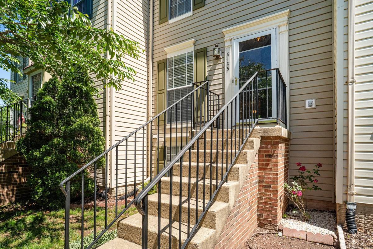 Townhouse for rent at 6105 Jenlar Dr, Centreville, VA 20121