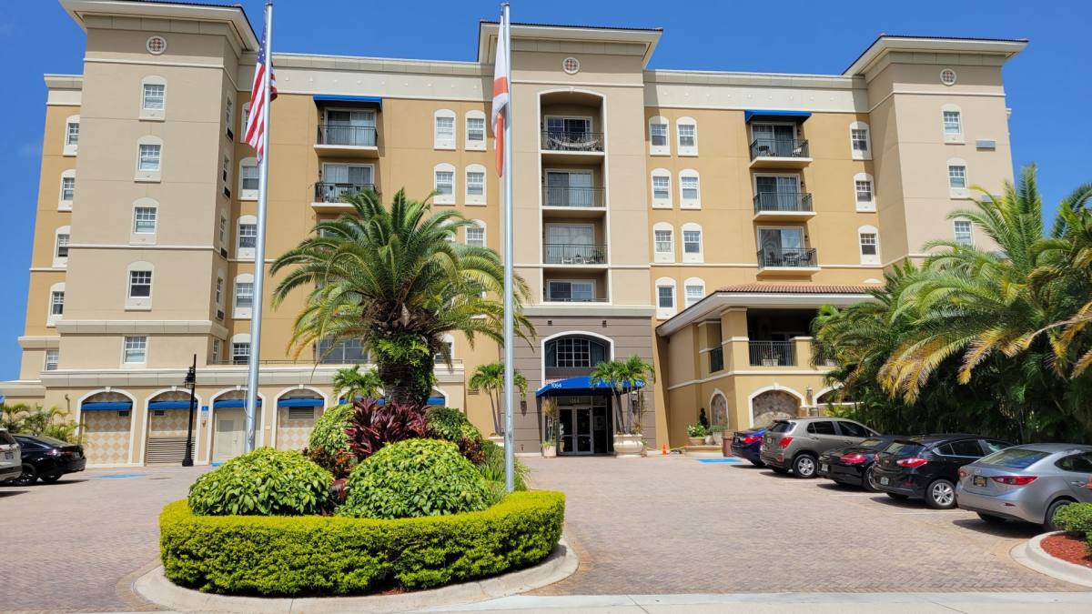 Condo for rent at 1064 N Tamiami Trail, Sarasota, FL 34236