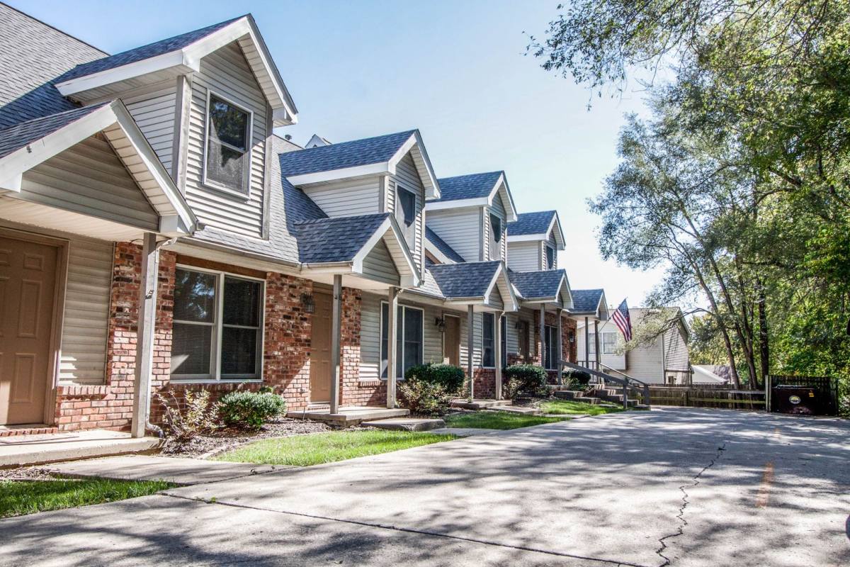 Townhouse for rent at 99 E Lincoln St, Normal, IL 61761