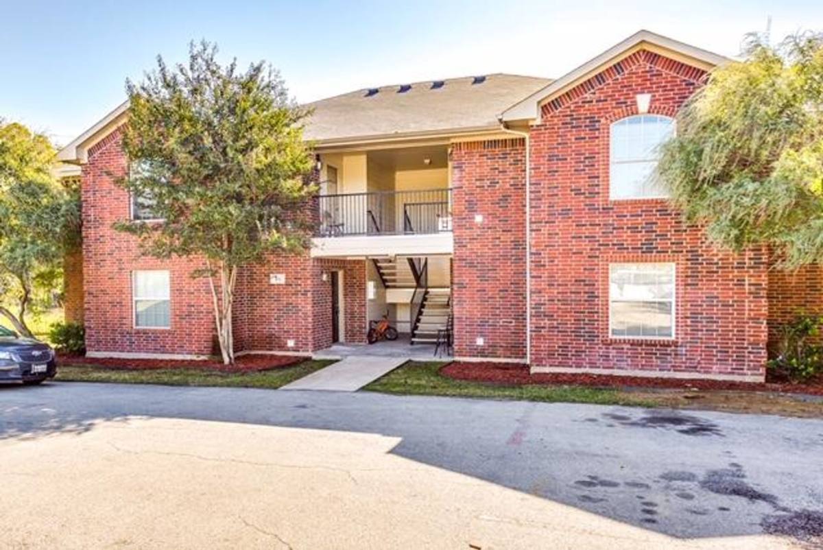 Apartment for rent at 139 W Ellison St, Burleson, TX 76028