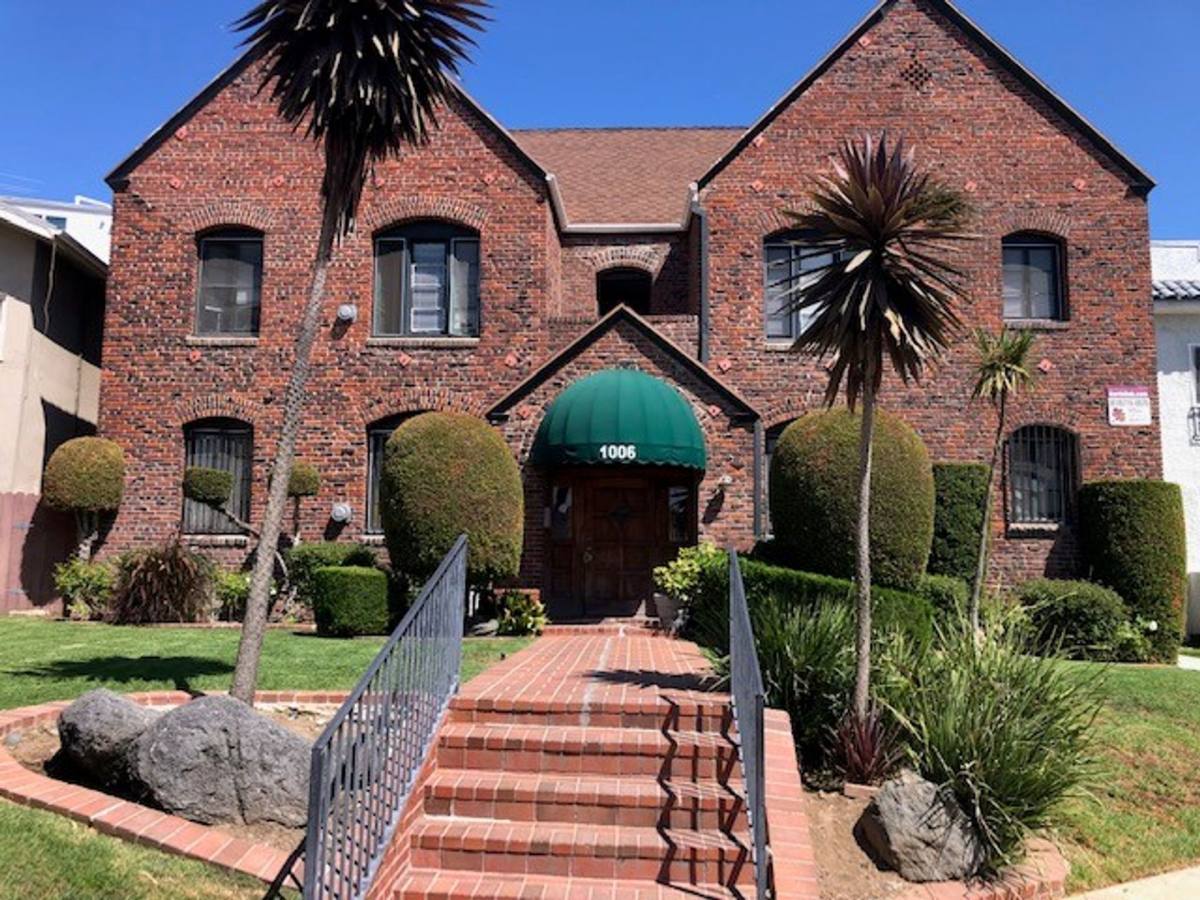 Apartment for rent at 1006 S Orange Dr, Los Angeles, CA 90019