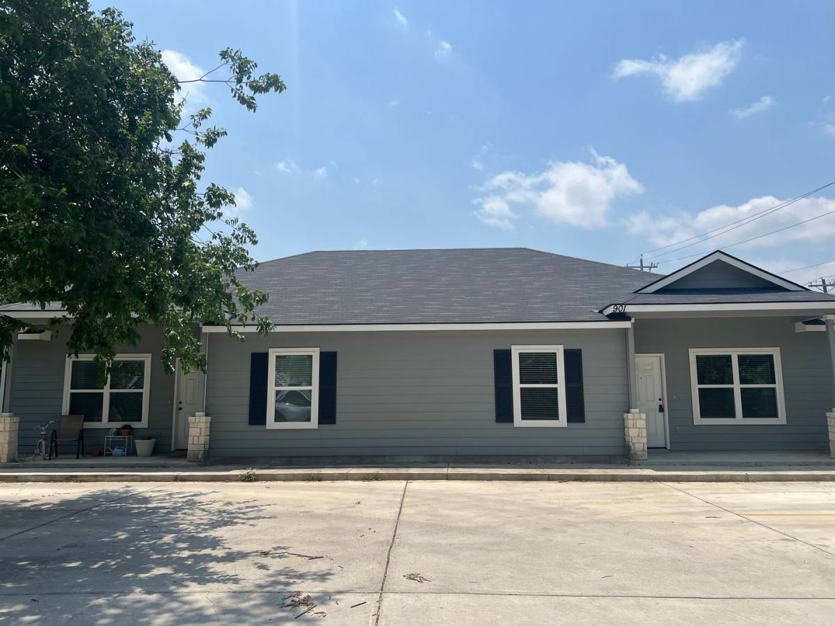 Townhouse for rent at 901 E Seideman St, Seguin, TX 78155