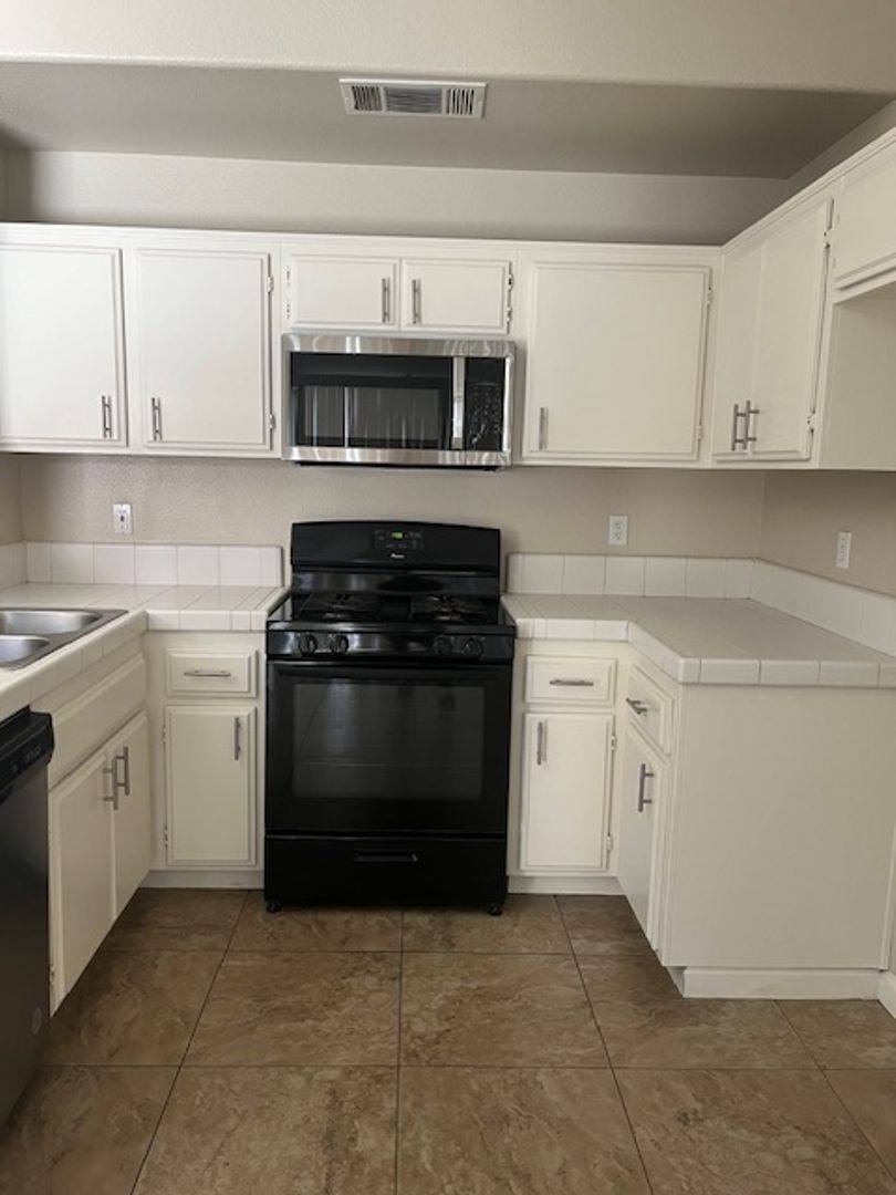 Apartment for rent at 4511 Pebble Creek Dr, Bakersfield, CA 93312