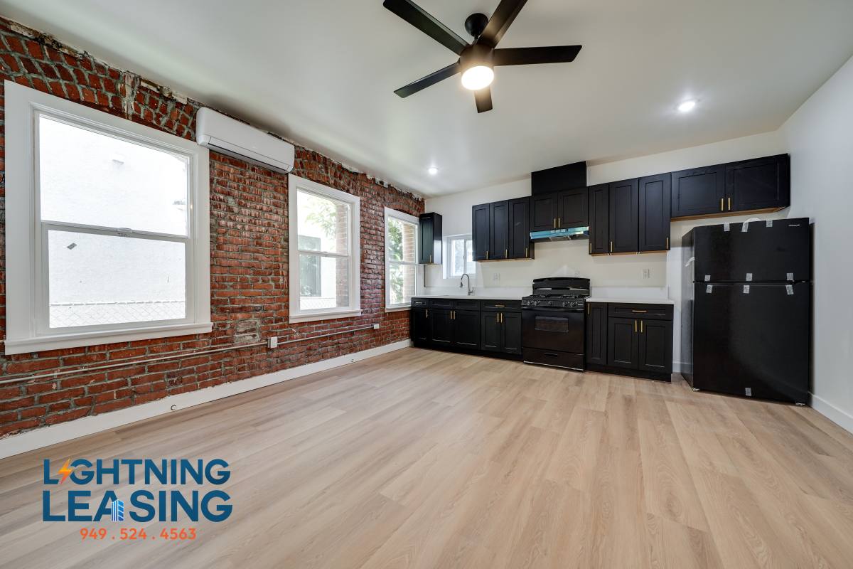 Apartment for rent at 766 2 3 N Van Ness Ave #8C, Los Angeles, CA 90038