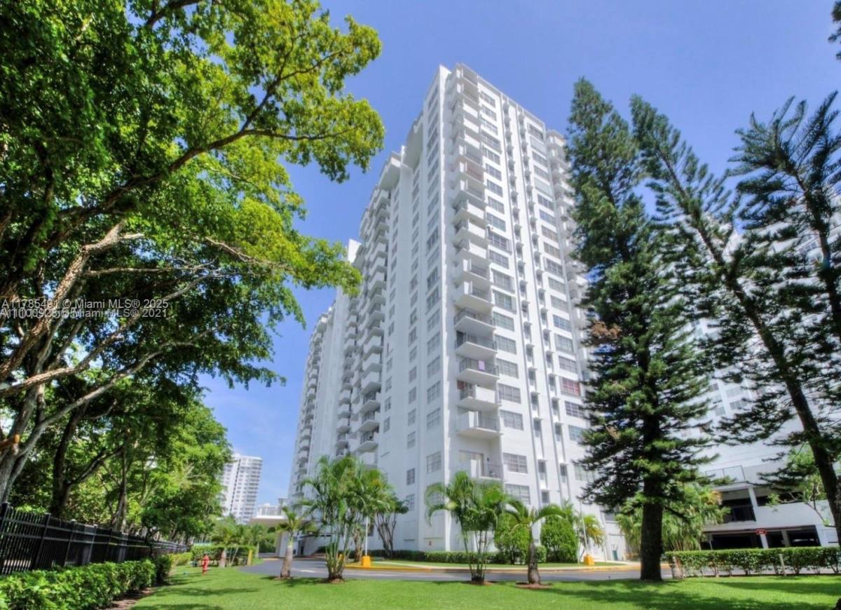 Apartment for rent at 2780 NE 183rd St #514, North Miami Beach, FL 33160