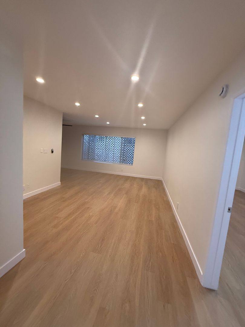 Apartment for rent at 330 N Crescent Dr, Beverly Hills, CA 90210