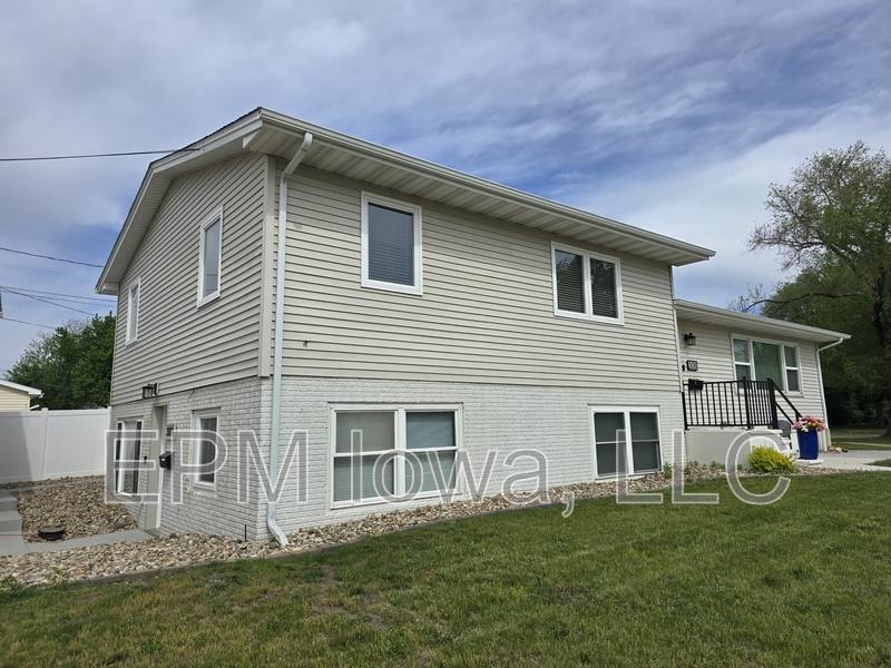 House for rent at 308 1 2 12th Ave, Hiawatha, IA 52233