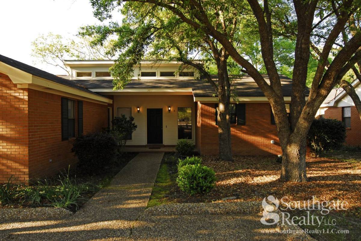 Townhouse for rent at 307 Woodshire Dr, Hattiesburg, MS 39402