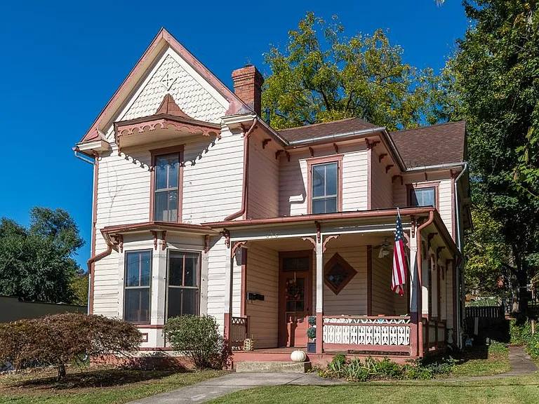 Apartment for rent at 826 N Augusta St, Staunton, VA 24401