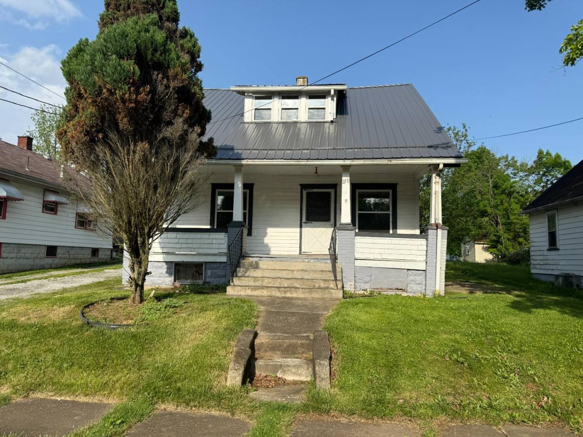 Apartment for rent at 210 Perry St, Struthers, OH 44471