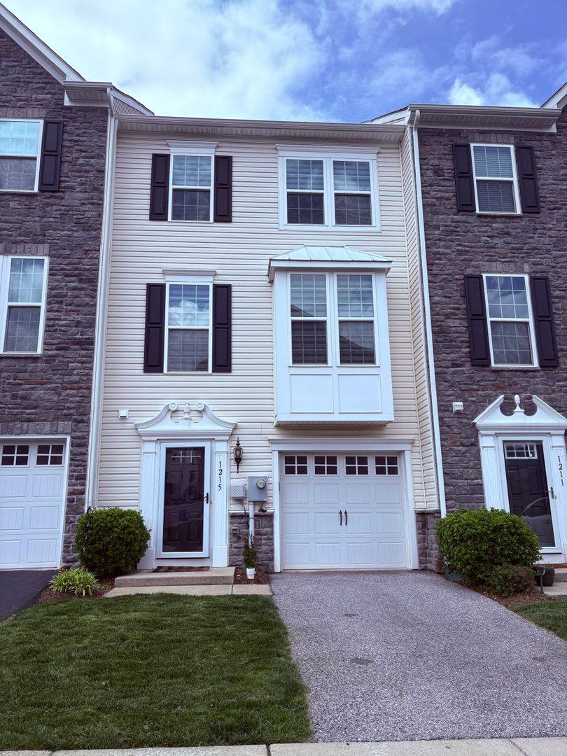 Townhouse for rent at 1215 Rannoch Lane, York, PA 17403