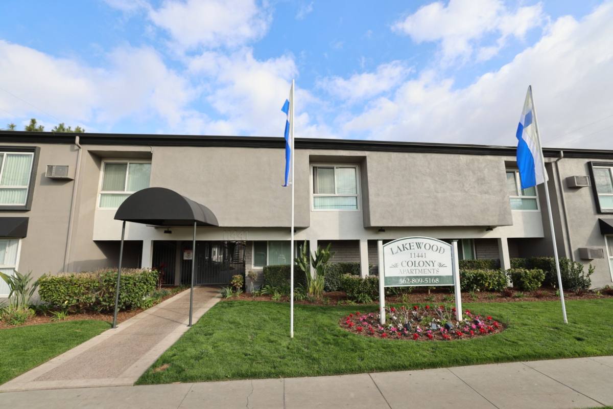 Apartment for rent at 11441 216th St, Lakewood, CA 90715