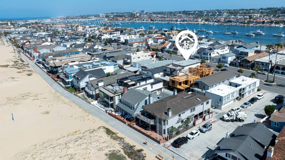 Apartment for rent at 913 W Balboa Blvd, Newport Beach, CA 92661