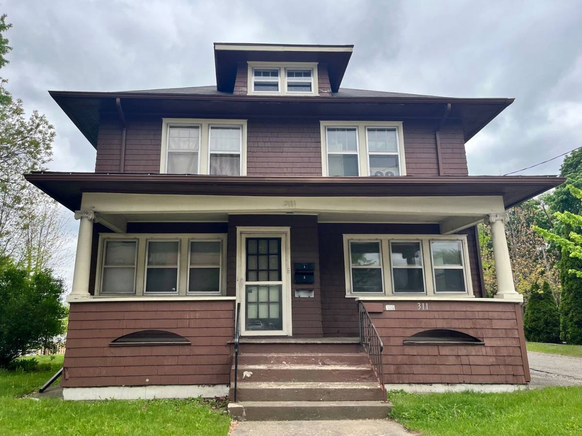 Apartment for rent at 311 W Washington Ave, Jackson, MI 49201