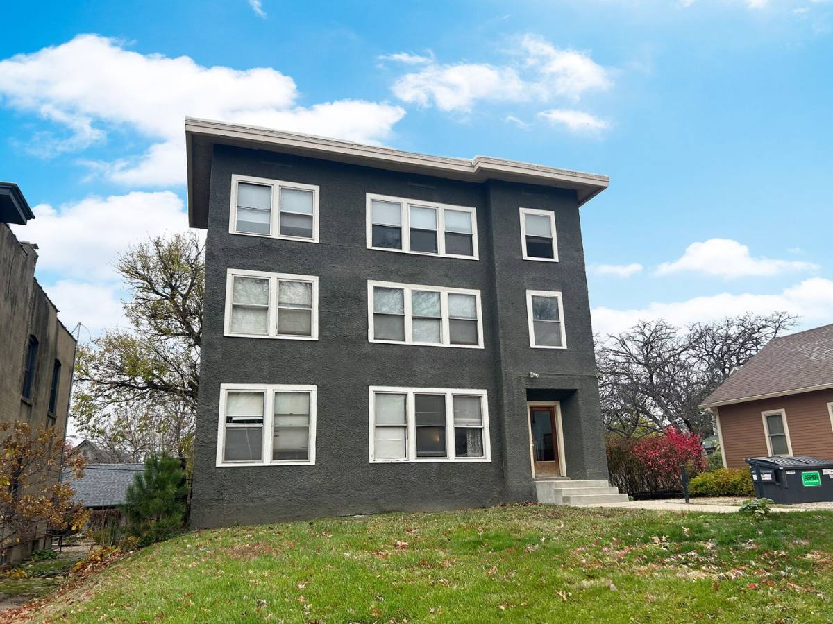 Apartment for rent at 686 19th St, Des Moines, IA 50314