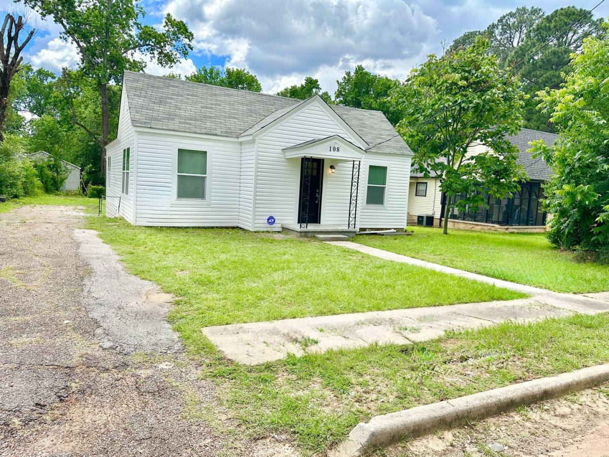 House for rent at 108 W Hughes St, Longview, TX 75602