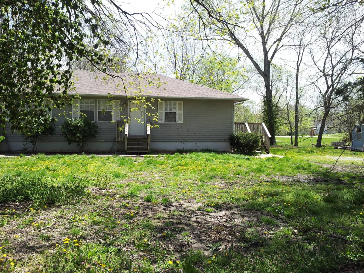 Apartment for rent at 307 Walnut St, La Monte, MO 65337