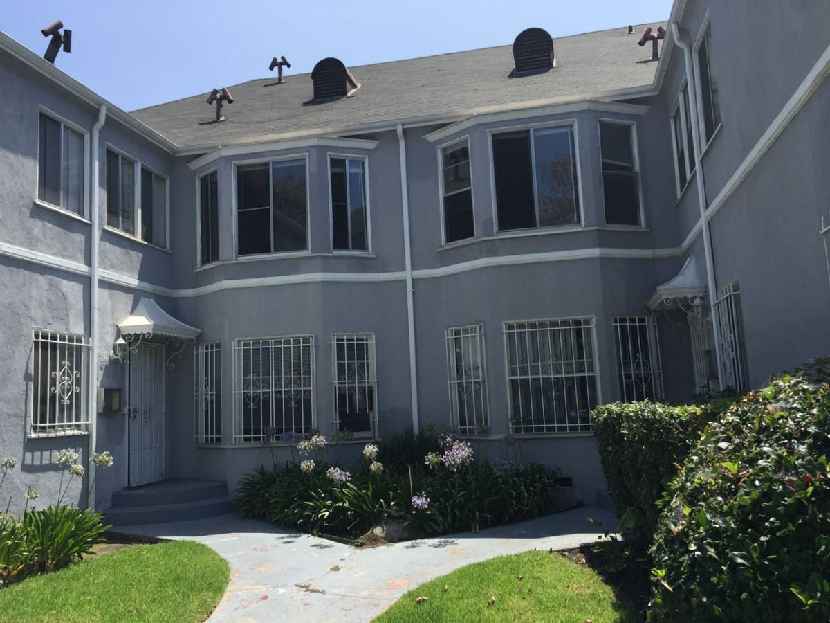 Apartment for rent at 870-872 S Gramercy Place, Los Angeles, CA 90005