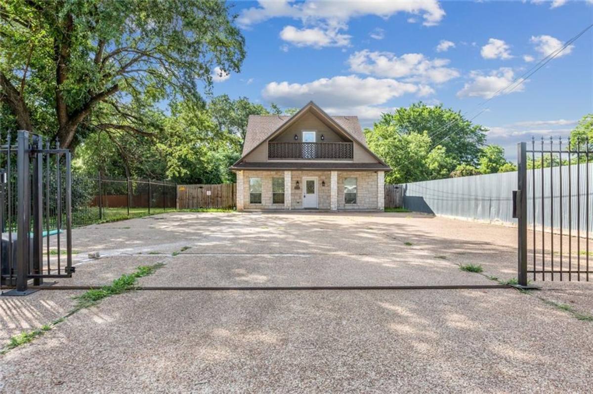 House for rent at 1006 Oakwood Dr, Waco, TX 76706