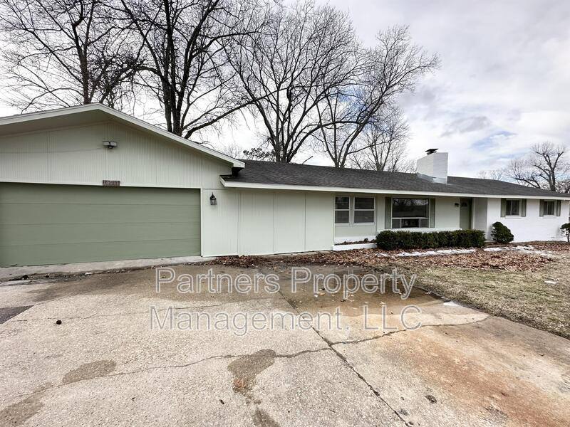 House for rent at 14171 Wolf Dr, Rogers, AR 72756