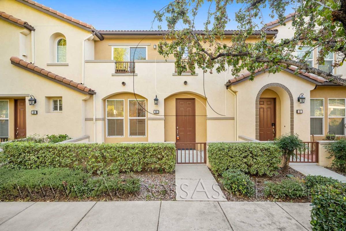 Townhouse for rent at 15723 Parkhouse Dr, Fontana, CA 92336