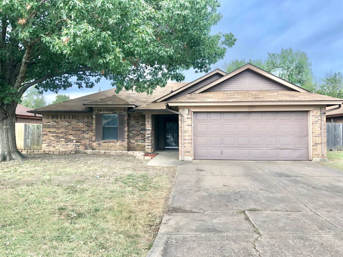 House for rent at 229 Freedom Lane, Arlington, TX 76002
