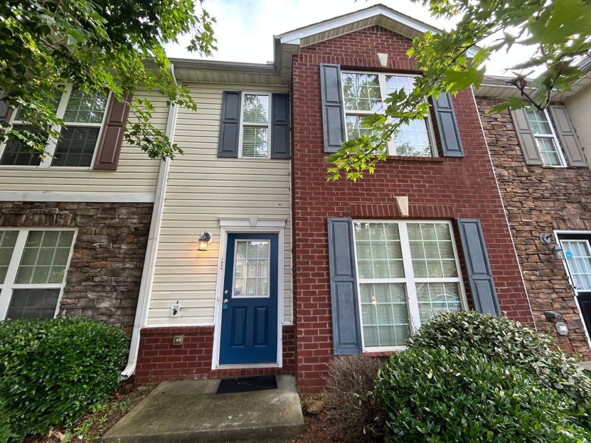 Townhouse for rent at 1886 Grove Way, Hampton, GA 30228