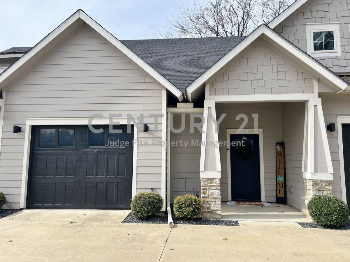 Townhouse for rent at 1312 W Jefferson St, Waxahachie, TX 75165