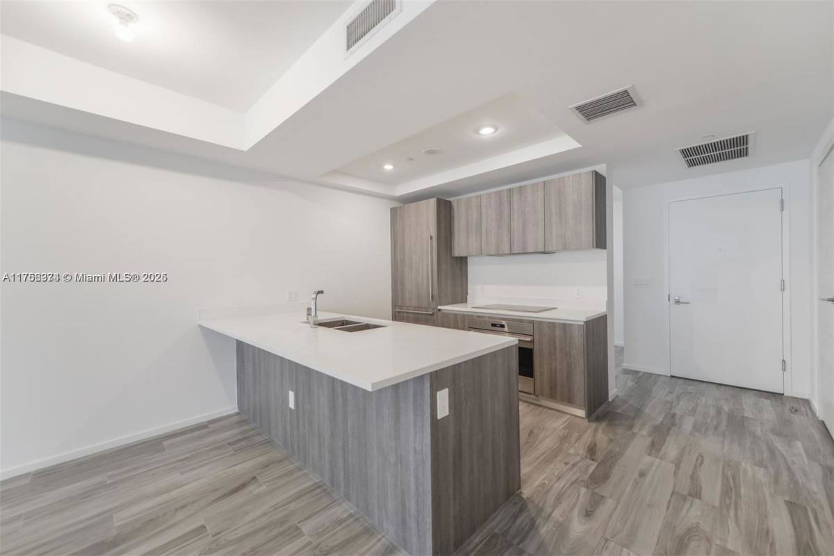 Apartment for rent at 801 S Miami Ave #1702, Miami, FL 33131