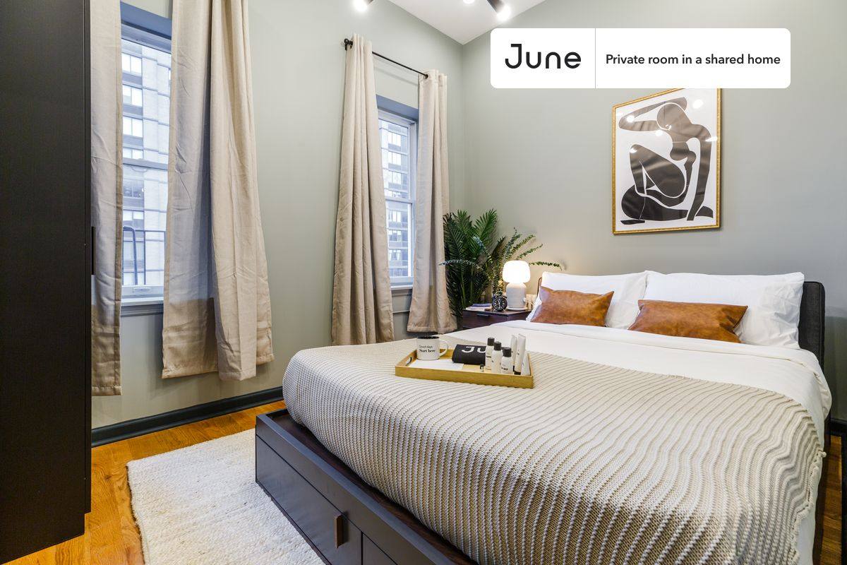 Apartment for rent at 208 E 95th St #A, New York, NY 10128