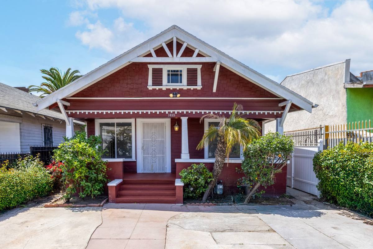 Apartment for rent at 1418 Jefferson Blvd, Los Angeles, CA 90007