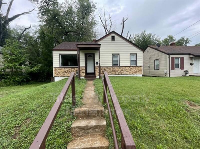 House for rent at 346 Plaza Ave, Saint Louis, MO 63135