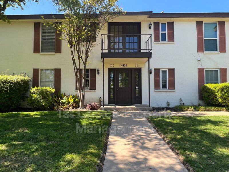 Condo for rent at 4004 Ridglea Country Club Dr #203, Fort Worth, TX 76107
