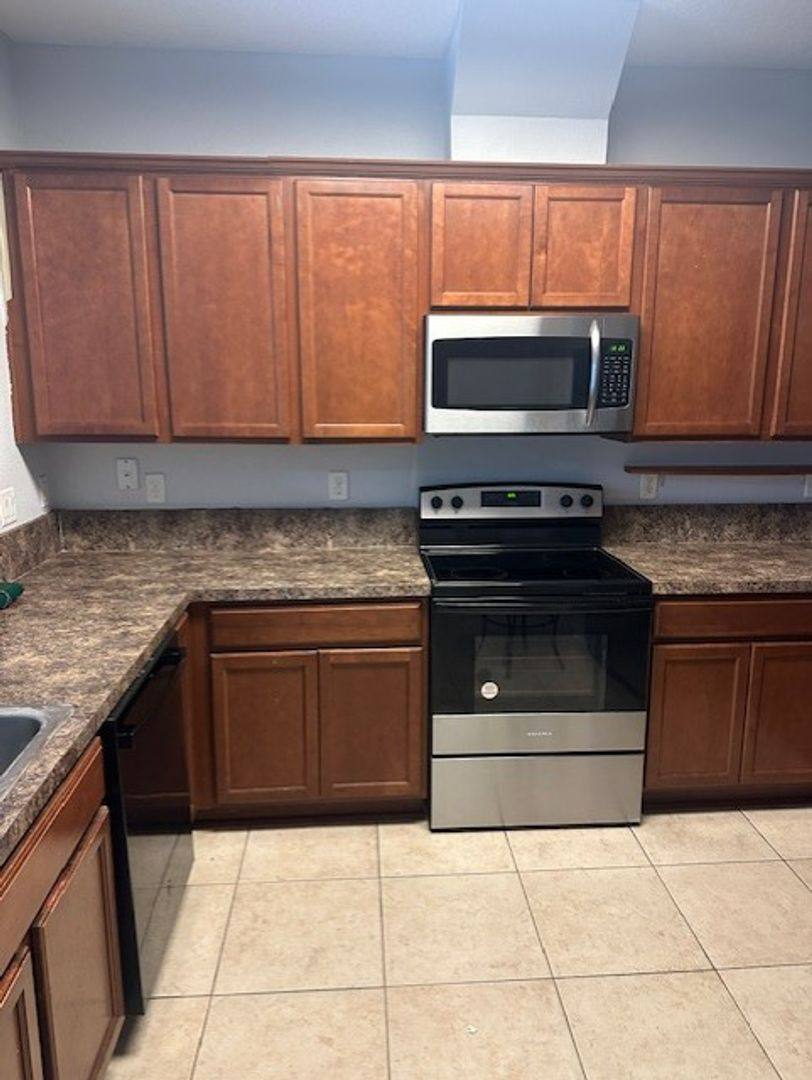 Townhouse for rent at 3701 Hartsfield Forest Circle, Jacksonville, FL 32277