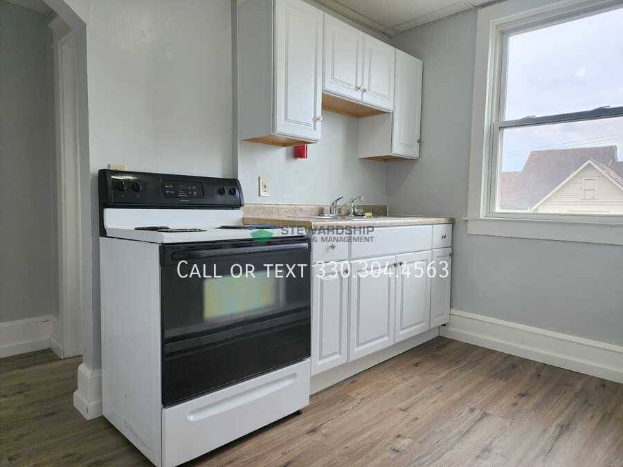 Apartment for rent at 1103 Walnut Ave NE #5, Canton, OH 44704