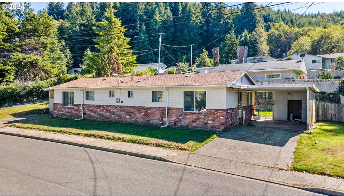 Apartment for rent at 2460-2462 Bowman, Reedsport, OR 97467