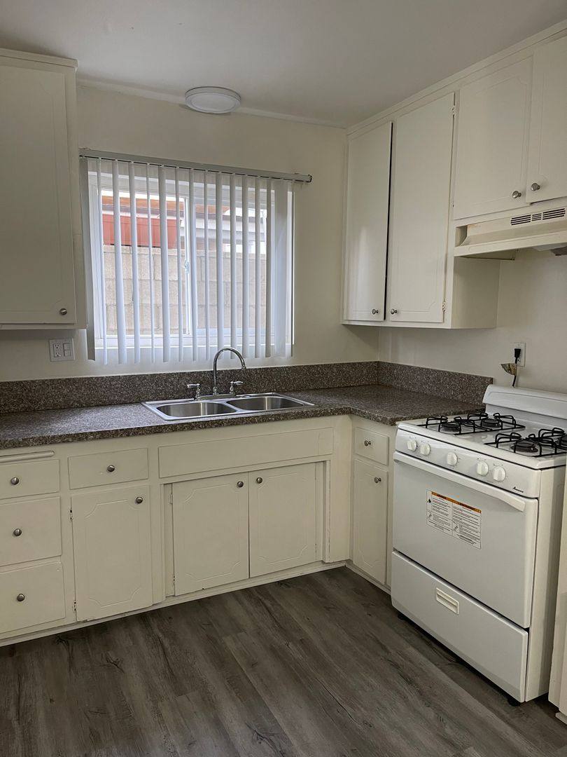 Apartment for rent at 139 E Spring St, Long Beach, CA 90806