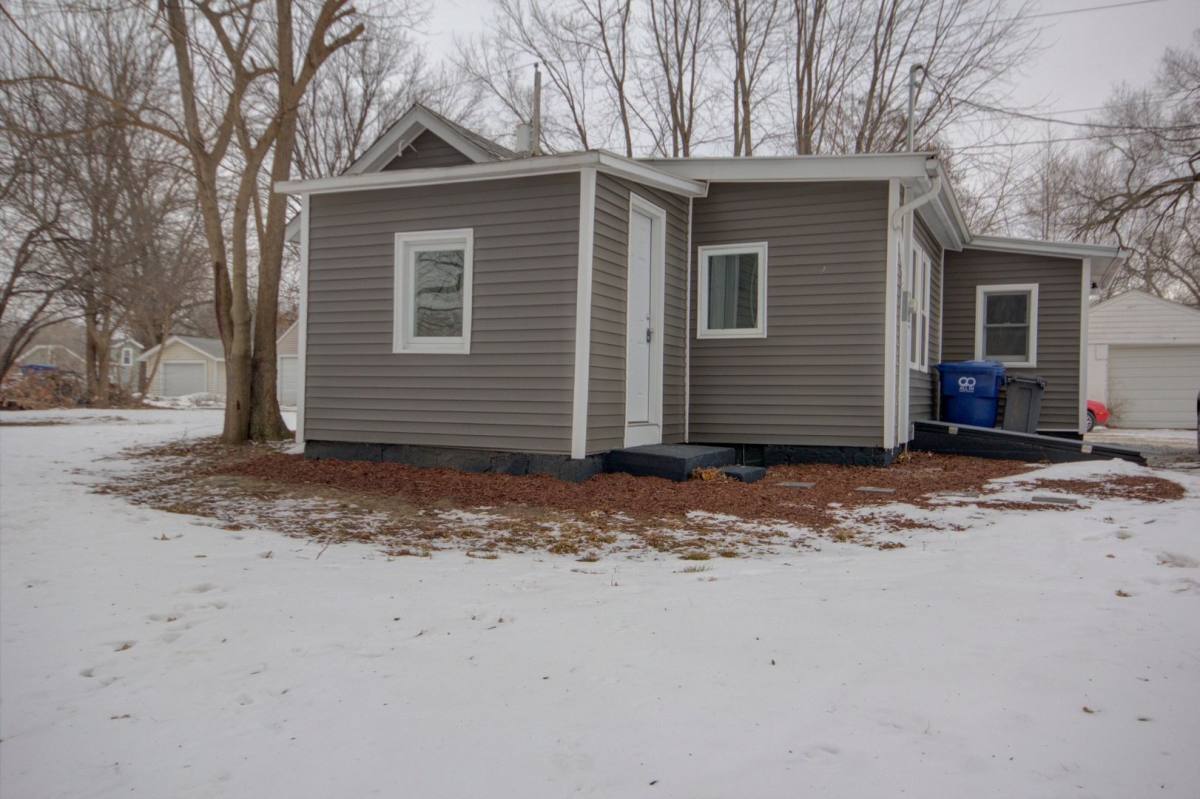 House for rent at 709 28th 1 2 St, Bettendorf, IA 52722