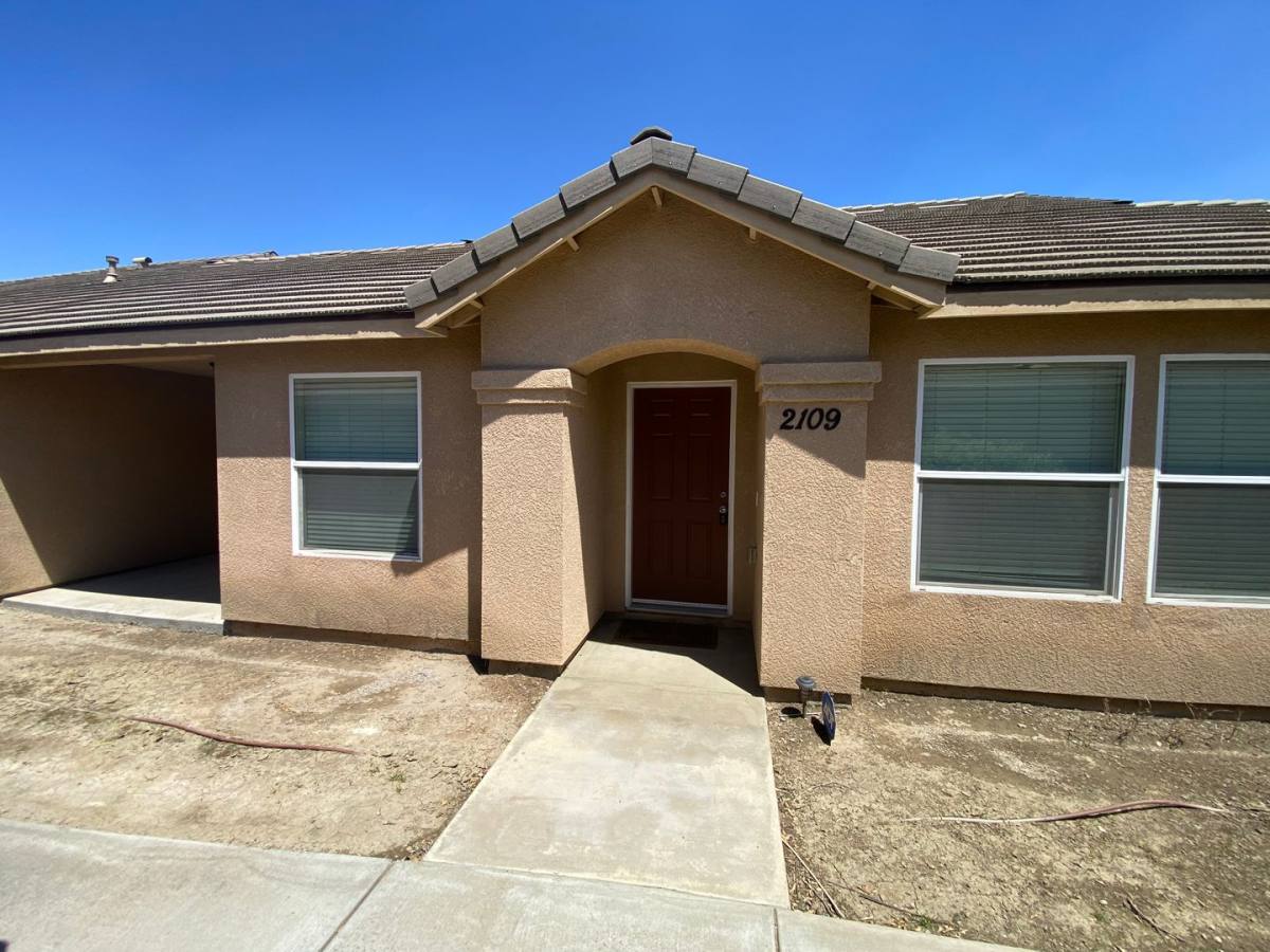 Apartment for rent at 2109 Bella Oaks Dr, Tulare, CA 93274