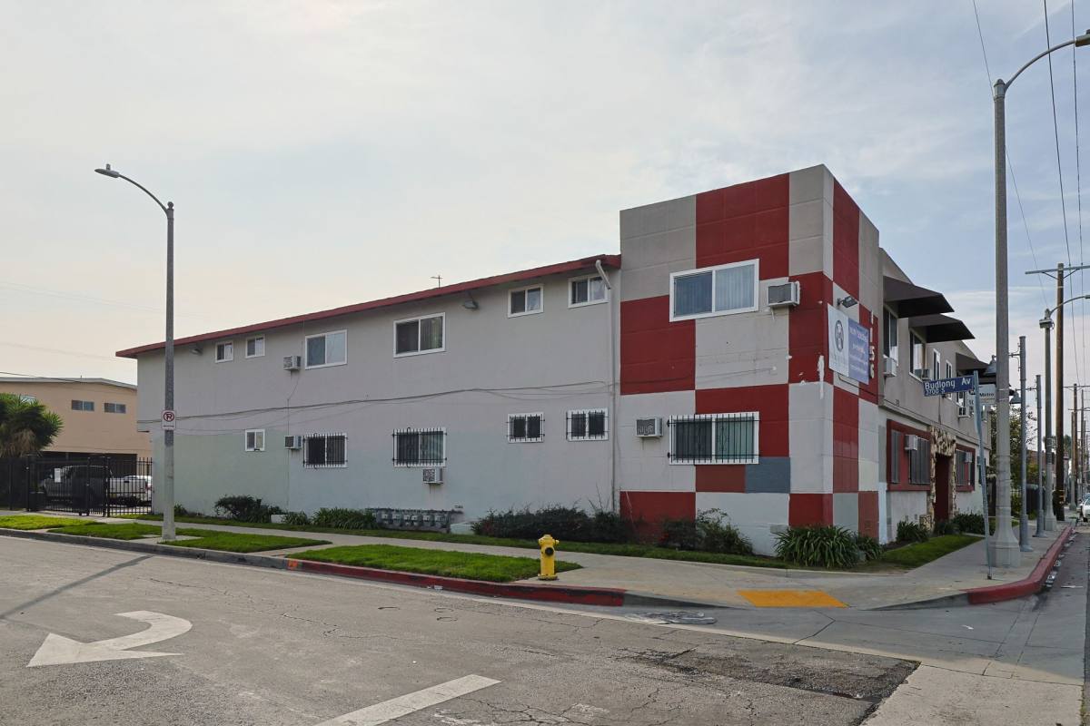 Apartment for rent at 1156 Exposition Blvd, Los Angeles, CA 90007