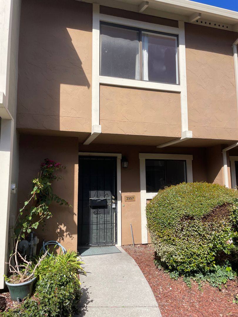 Townhouse for rent at 2557 Vallejo St, Santa Rosa, CA 95405